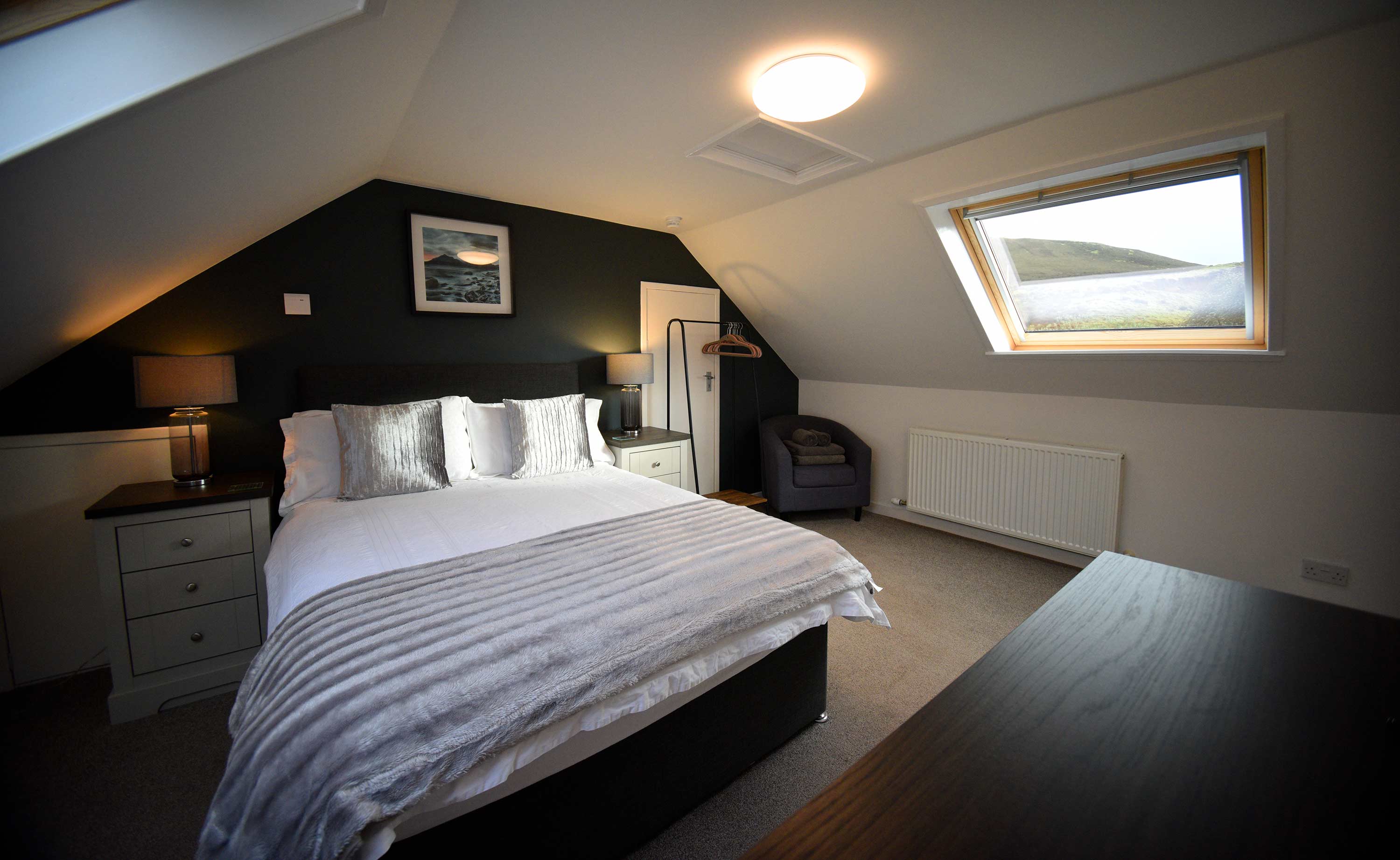 Fladda Chuain contains comfortable double rooms with sea views in the North of the Isle of Skye